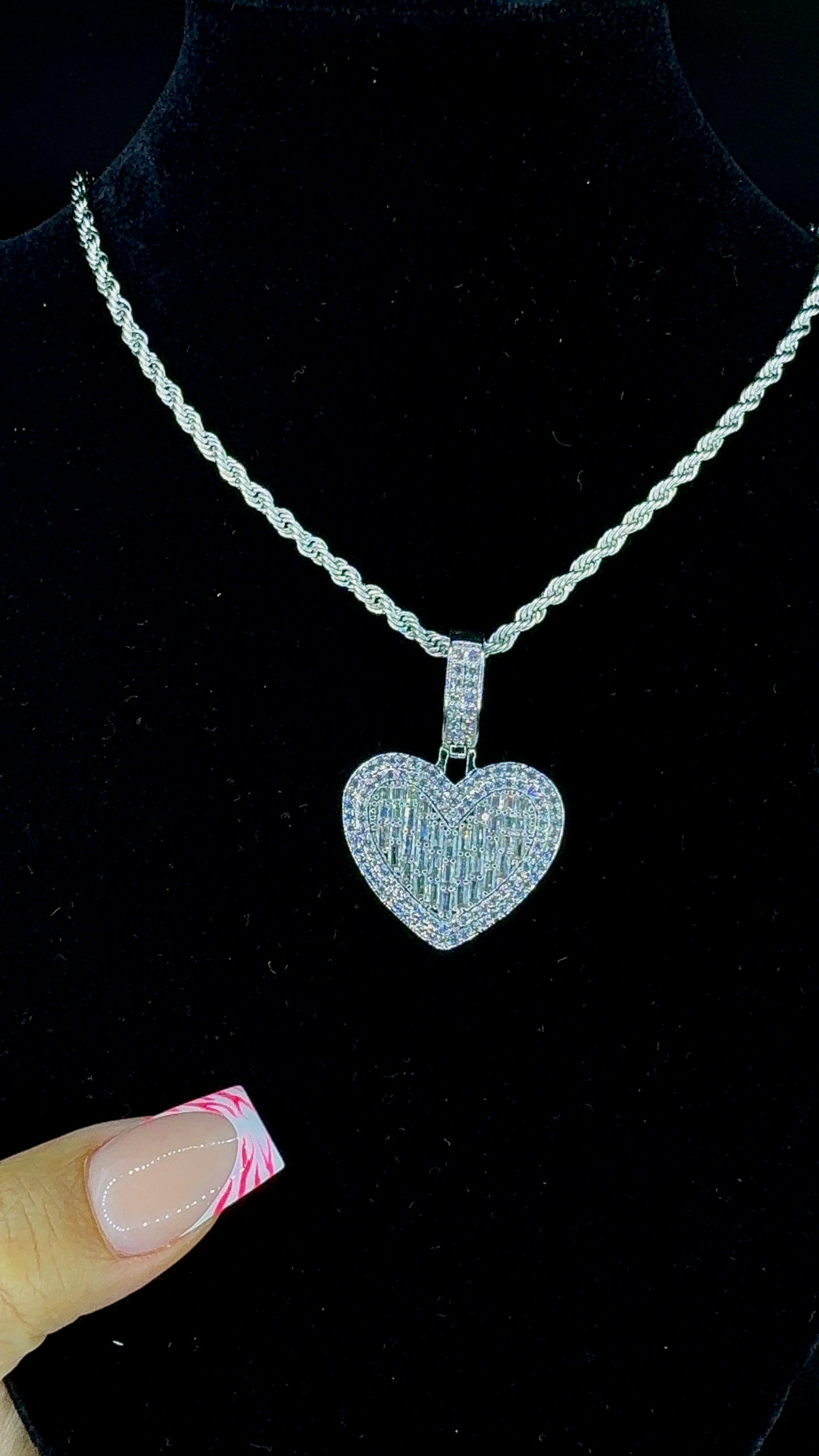 HEART BAGUETTE NECKLACE